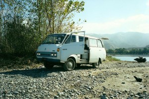 1024px-'76_Toyota_HiAce_Camper_Van 1st