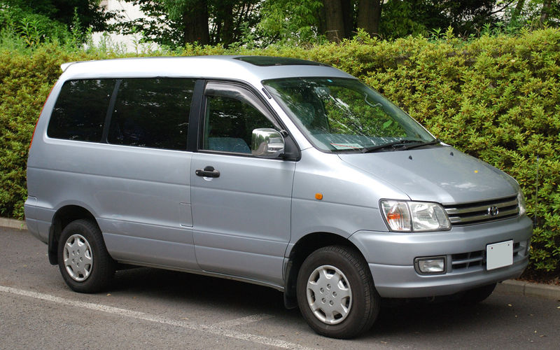 800px-1996_Toyota_Townace-Noah_01