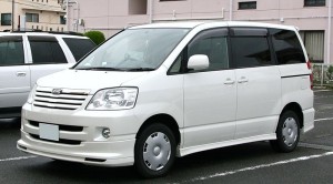 800px-2001-2004_Toyota_Noah