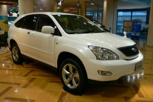 800px-2003_Toyota_Harrier_01