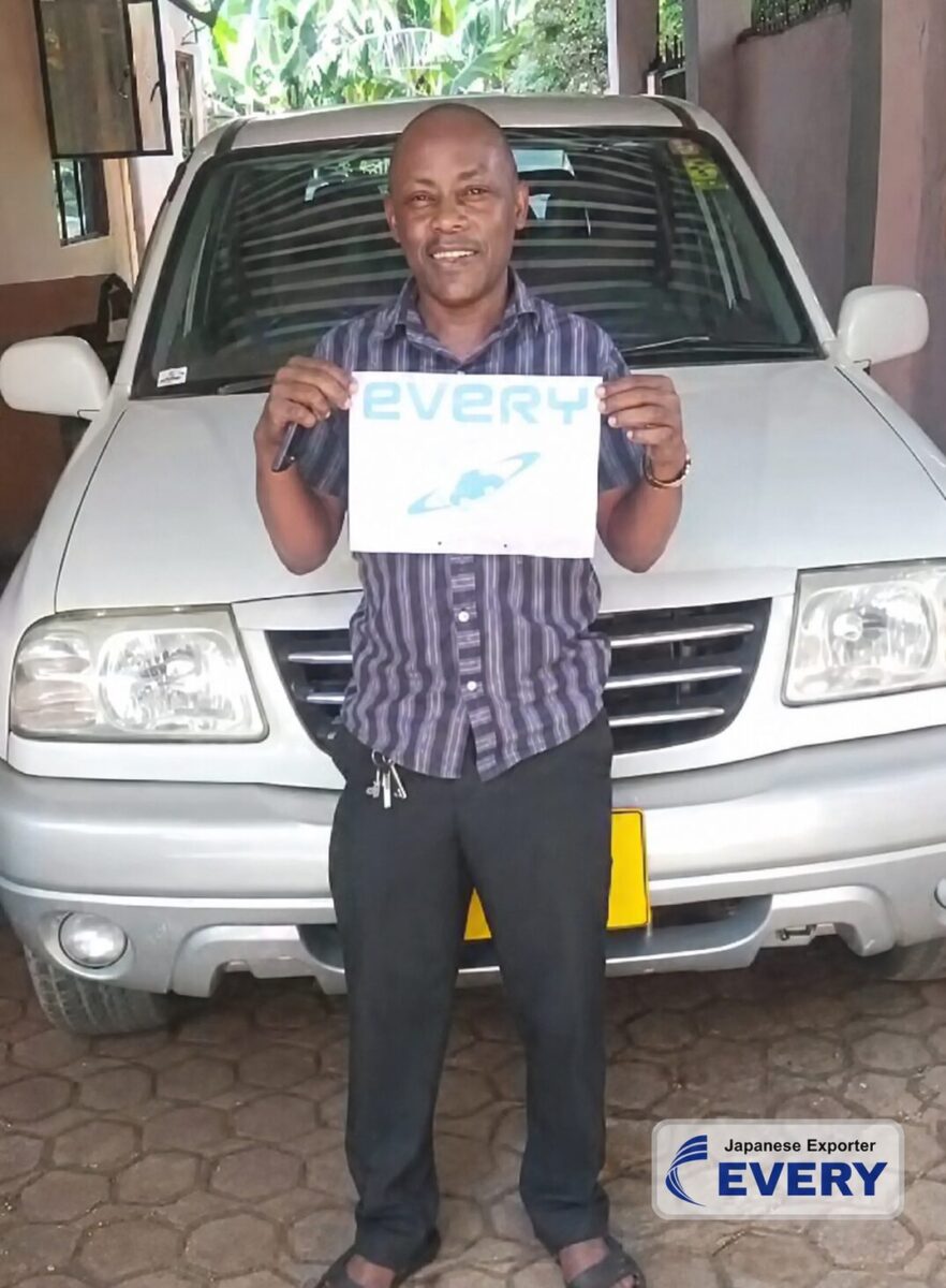 Customer photo for a Japanese used SUZUKI ESCUDO exported from Japan to Tanzania by EVERYCAR.jp