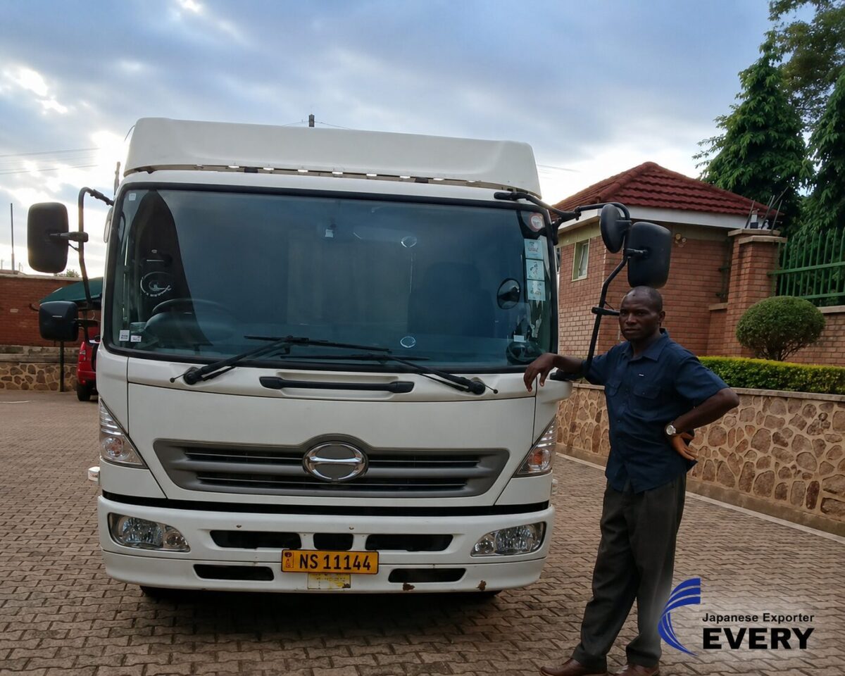 Customer photo of a HINO RANGER TRUCK after arrival and registration in Malawi from EVERYCAR.jp