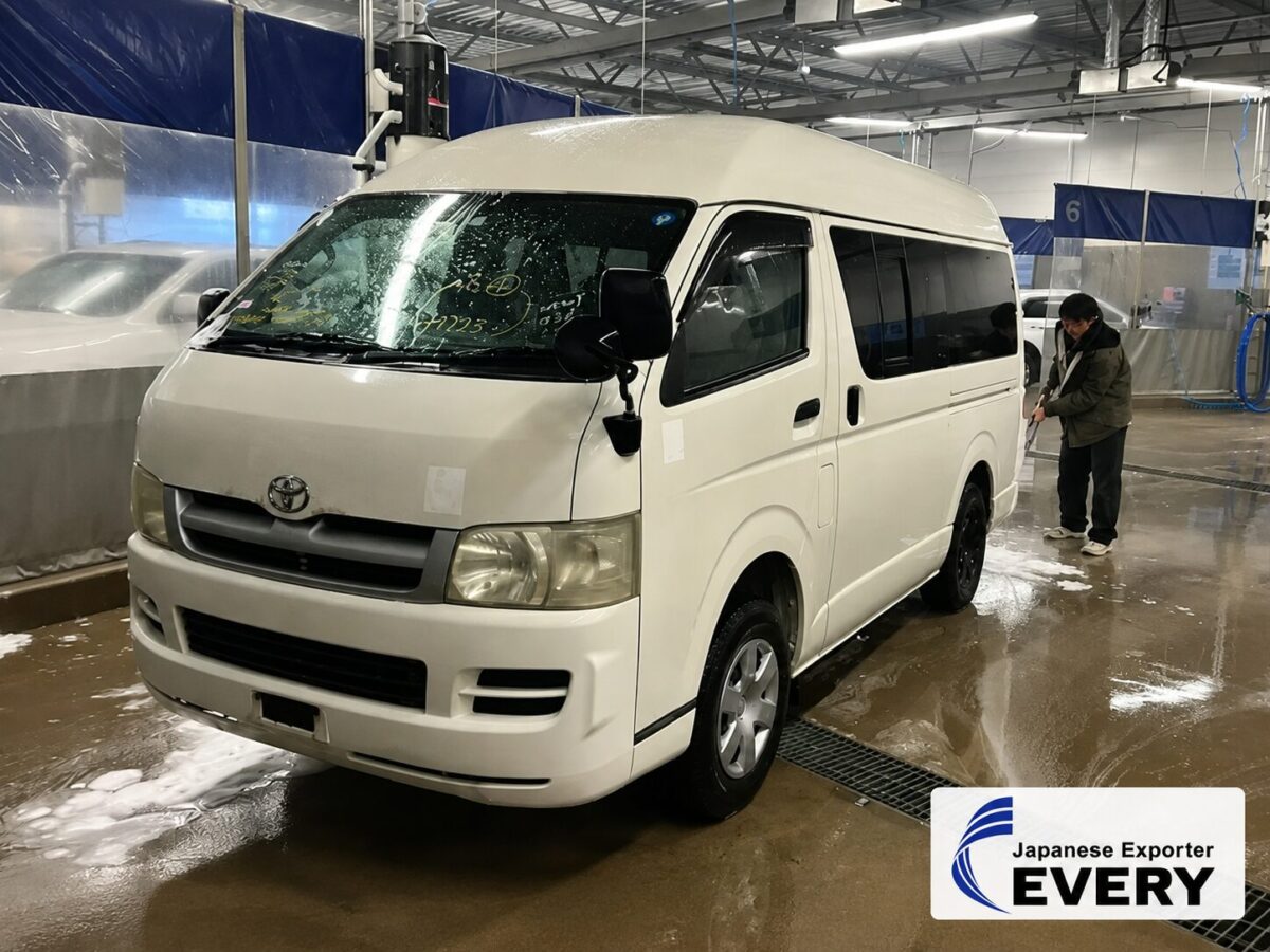 Customer delivery of a TOYOTA HIACE VAN in Canada from EVERYCAR.jp