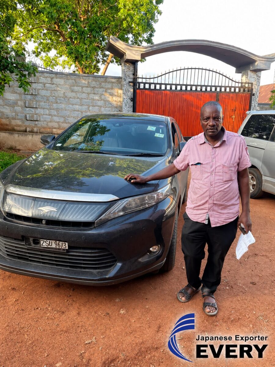 Customer in Uganda with a Japanese used TOYOTA HARRIER supplied by EVERYCAR.jp