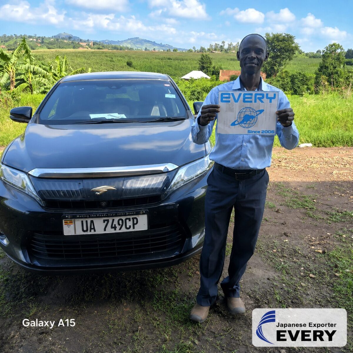 Customer standing beside a dark TOYOTA HARRIER supplied through EVERYCAR.jp