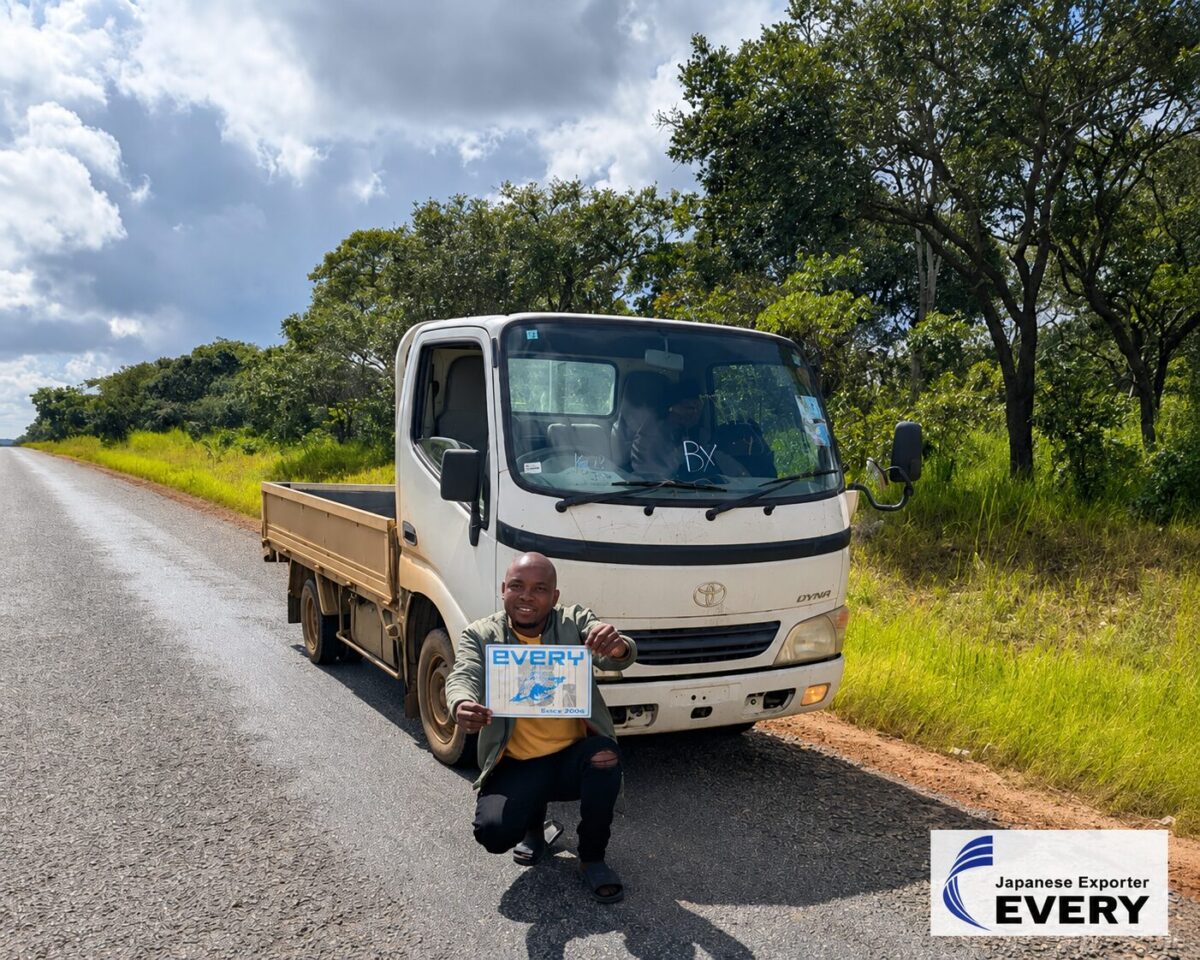 2004 TOYOTA DYNA flat body truck supplied from Japan for a business customer in Zambia