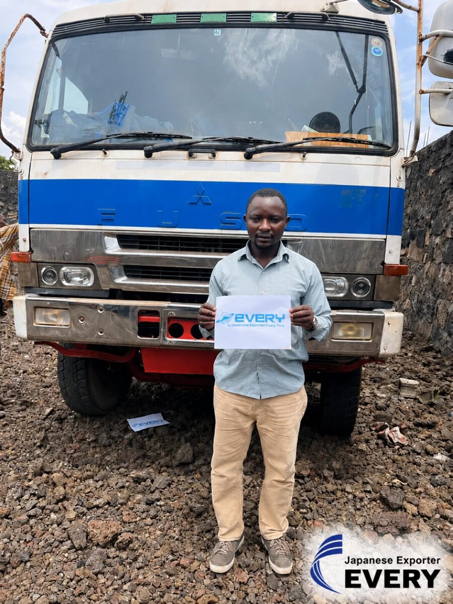 Customer with a MITSUBISHI GREAT dump truck supplied from Japan to DR Congo through EVERYCAR.jp