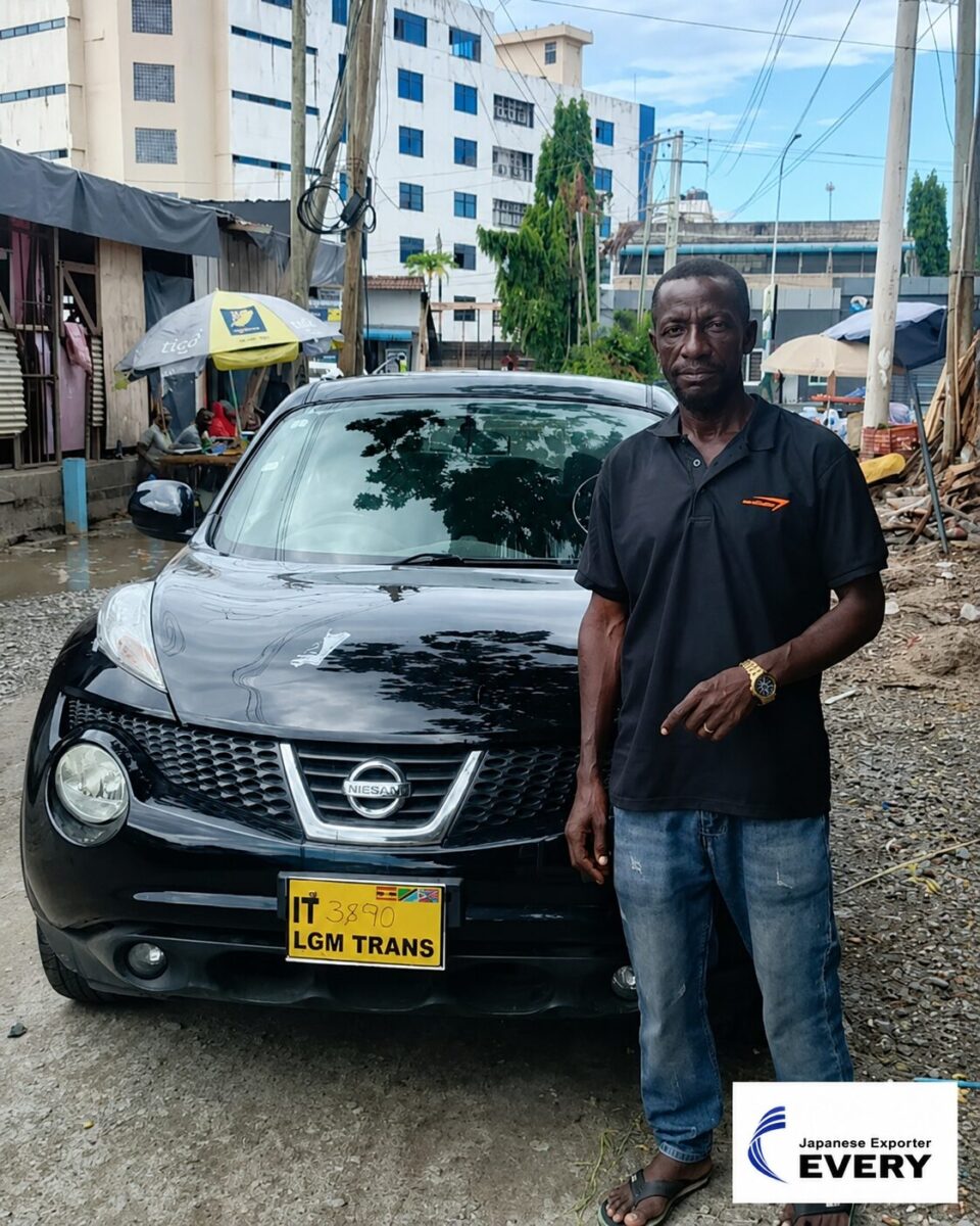Customer delivery photo for a NISSAN JUKE export case to DR Congo through EVERYCAR.jp