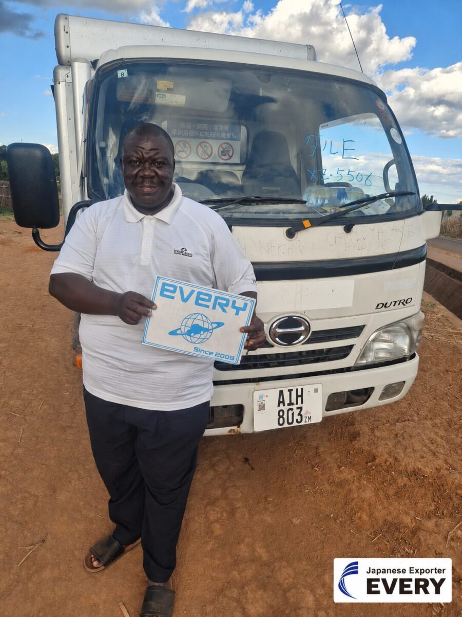 HINO DUTRO bottle truck exported from Japan to a customer in Zambia by EVERYCAR.jp
