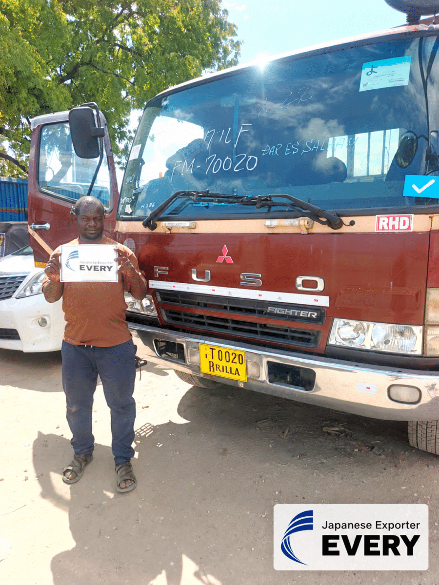 Customer with a MITSUBISHI FIGHTER flatbed truck exported from Japan to Zambia through EVERYCAR.jp